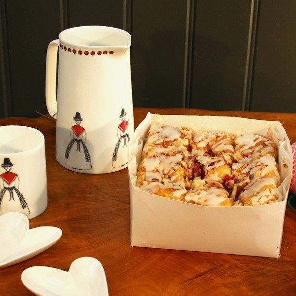 Raspberry cake box snowdonia Raspberry cake box snowdonia